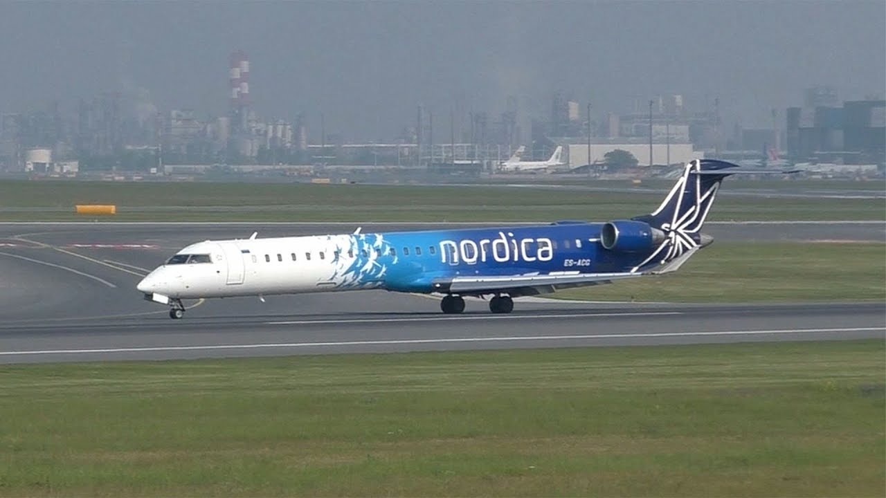 Nordica CRJ-900 landing at Vienna Airport | ES-ACG