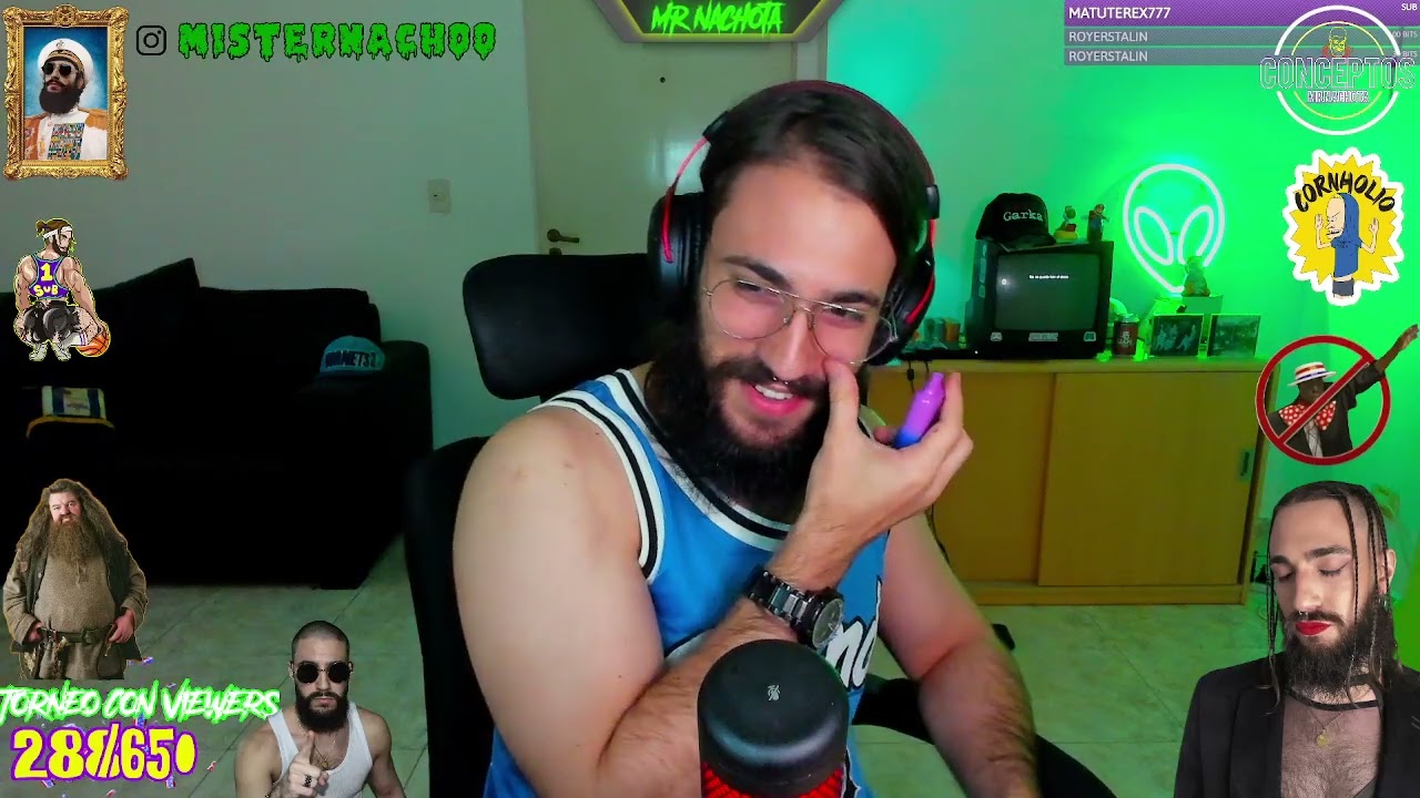 Nacho bianchi y un teléfono