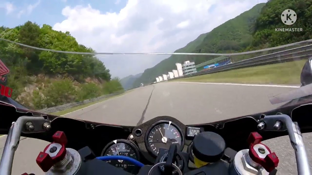 Honda NSR250 on track (MICHELIN Track day)