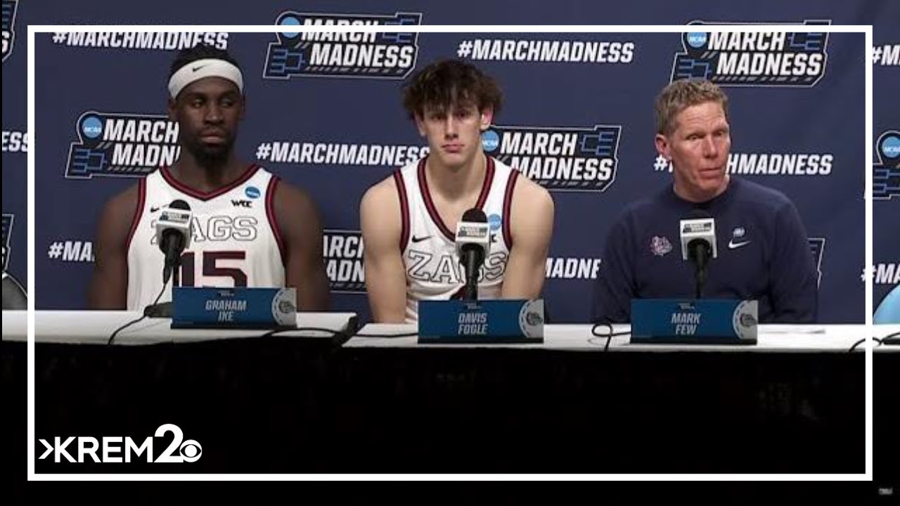 Команда Gonzaga Bulldogs обсуждает победу над Kennesaw State в турнире NCAA.