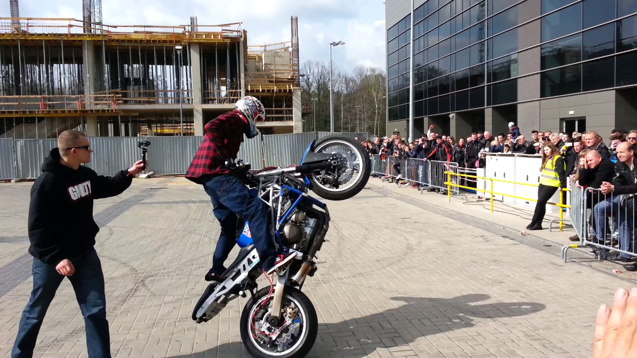 Rozpoczęcie sezonu motocyklowego Łódź 2017. Pokaz stuntu Rafał Kanik.