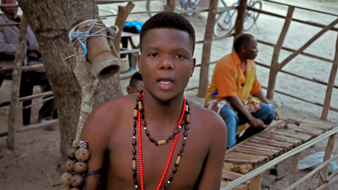 Young-G Feat. Adens Jr - Do Ghetto a Cidade (Official video) by Pec PSD