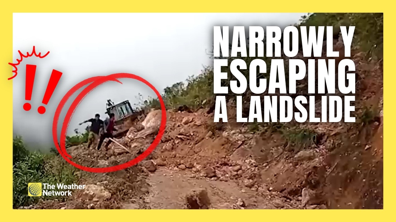 Оползень сместил экскаватор, убирающий обломки с места предыдущего оползня.