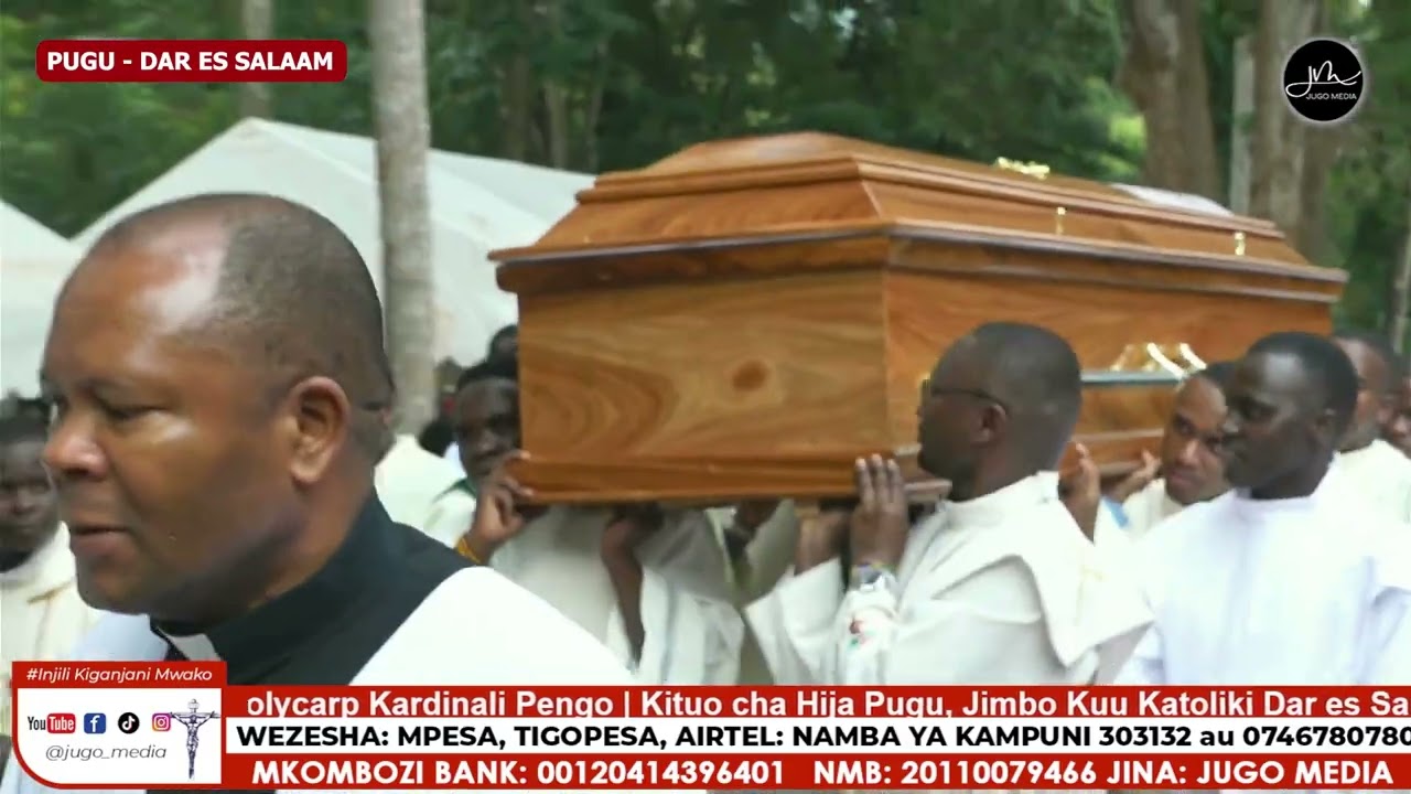 Tazama Mashemasi Walivyobeba Jeneza la Marehemu Kardinali Pengo kuelekea Kaburini.