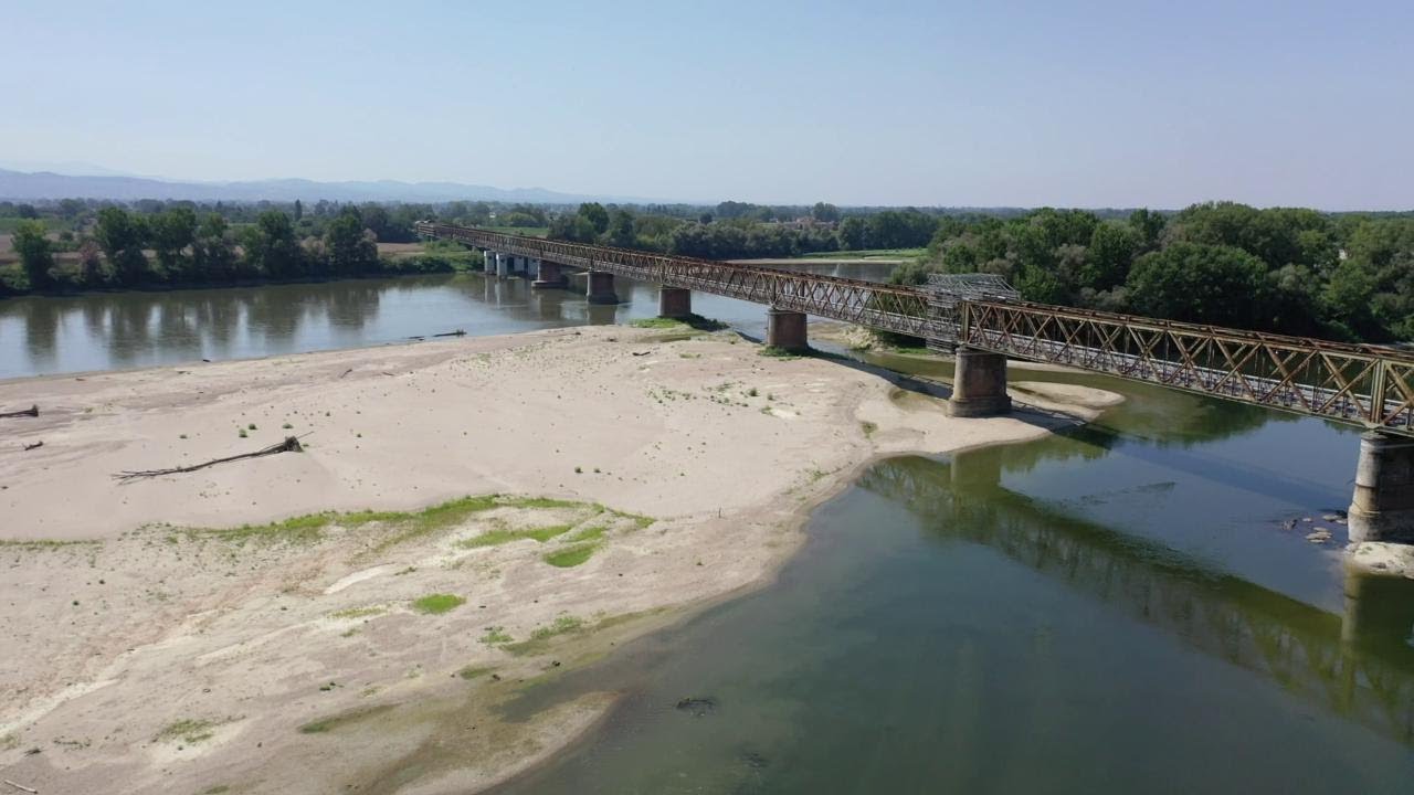 Fiume Po, allarme siccit&agrave;, il drone in volo sul fiume