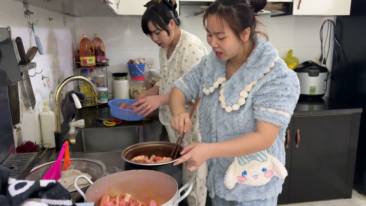 Hoài Lên Nấu Cơm Cho Chị Sen Nghỉ Ngơi