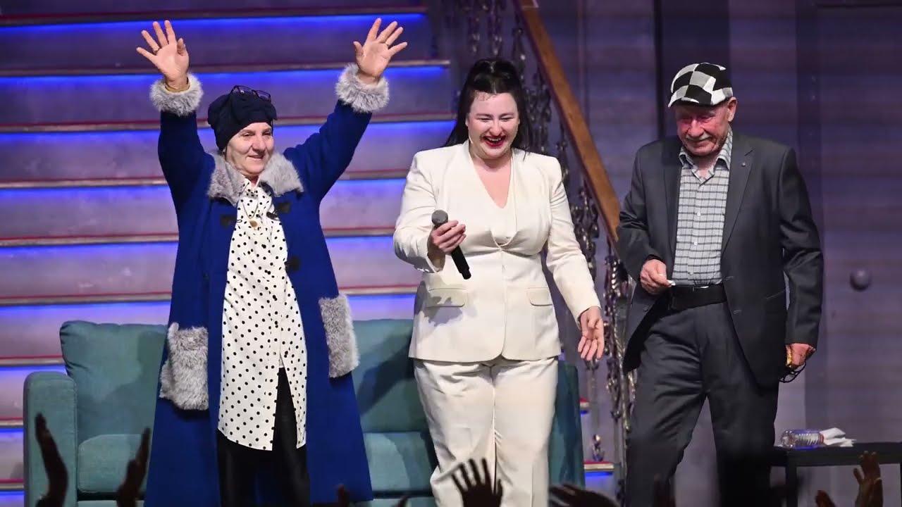 Yasemin Sakallıoğlu, anne ve babasını sahnede onurlandırdı