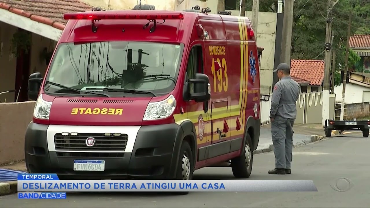 Deslizamento de terra atinge casa em Serra Negra
