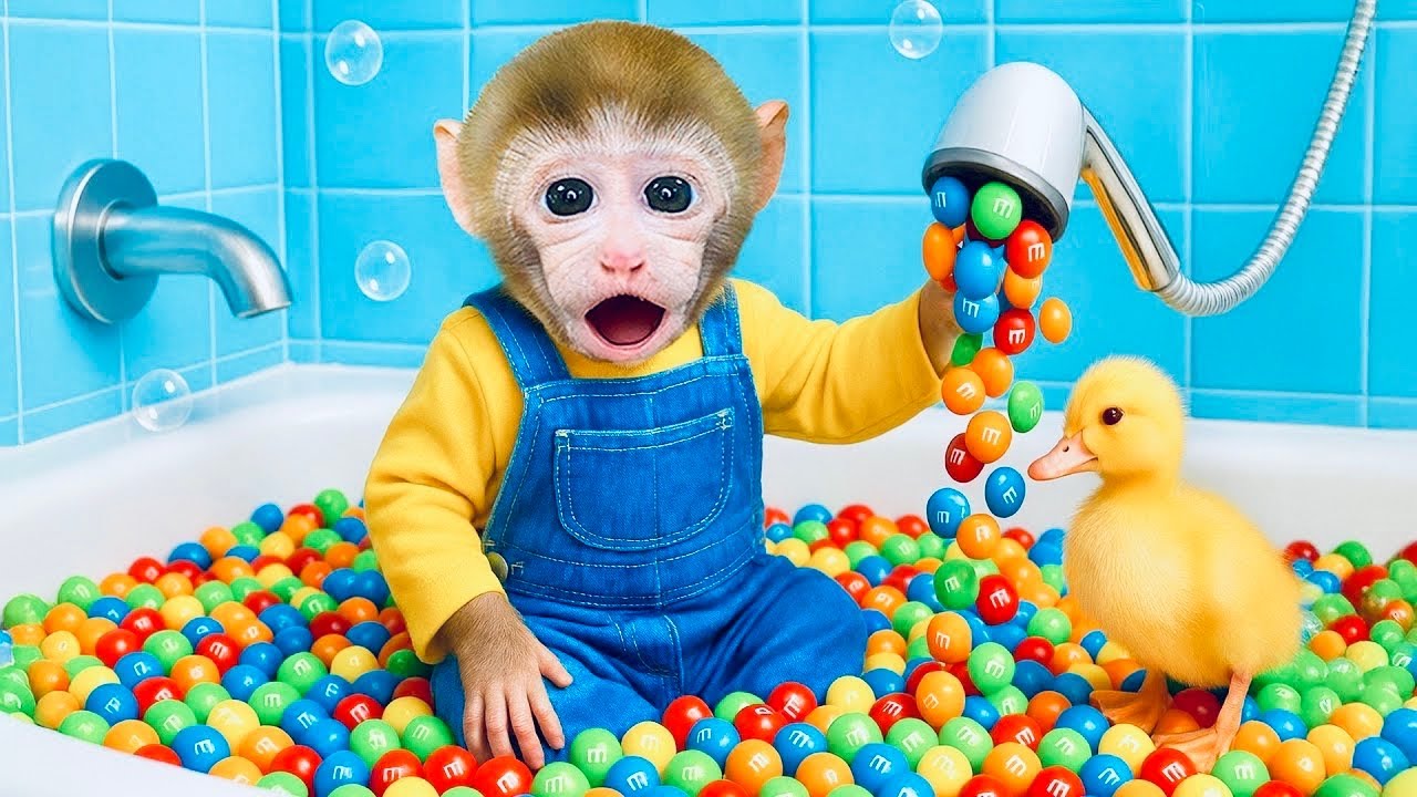 Mono Bebé Descubre Grifo de M&M en la Bañera con su Mejor Amigo el Patito 🐥 MONO BEBE ESP