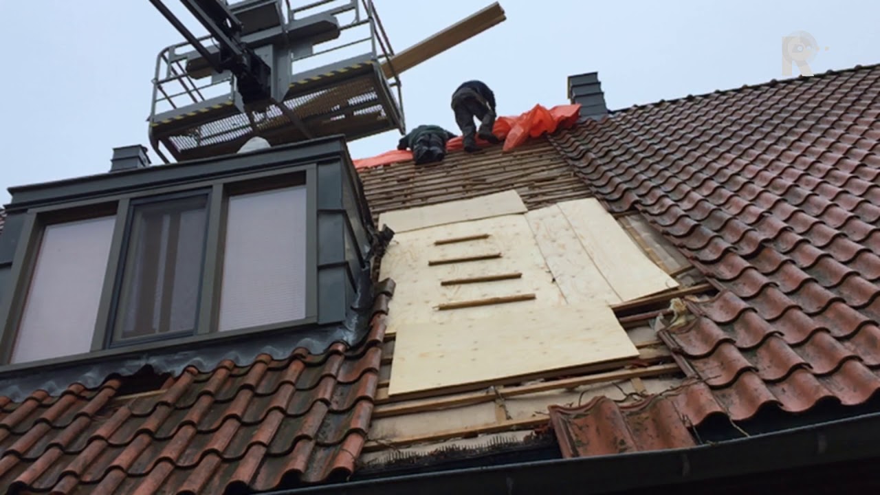Boom valt op huizen in Vreewijk