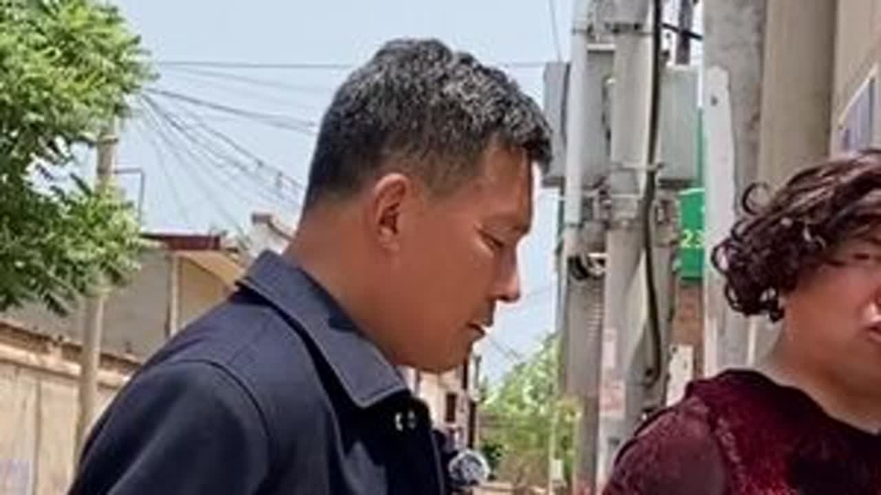 三婶子家的二狗被穿小鞋，村长步步为难，三婶子为二狗撑腰#农村搞笑段子