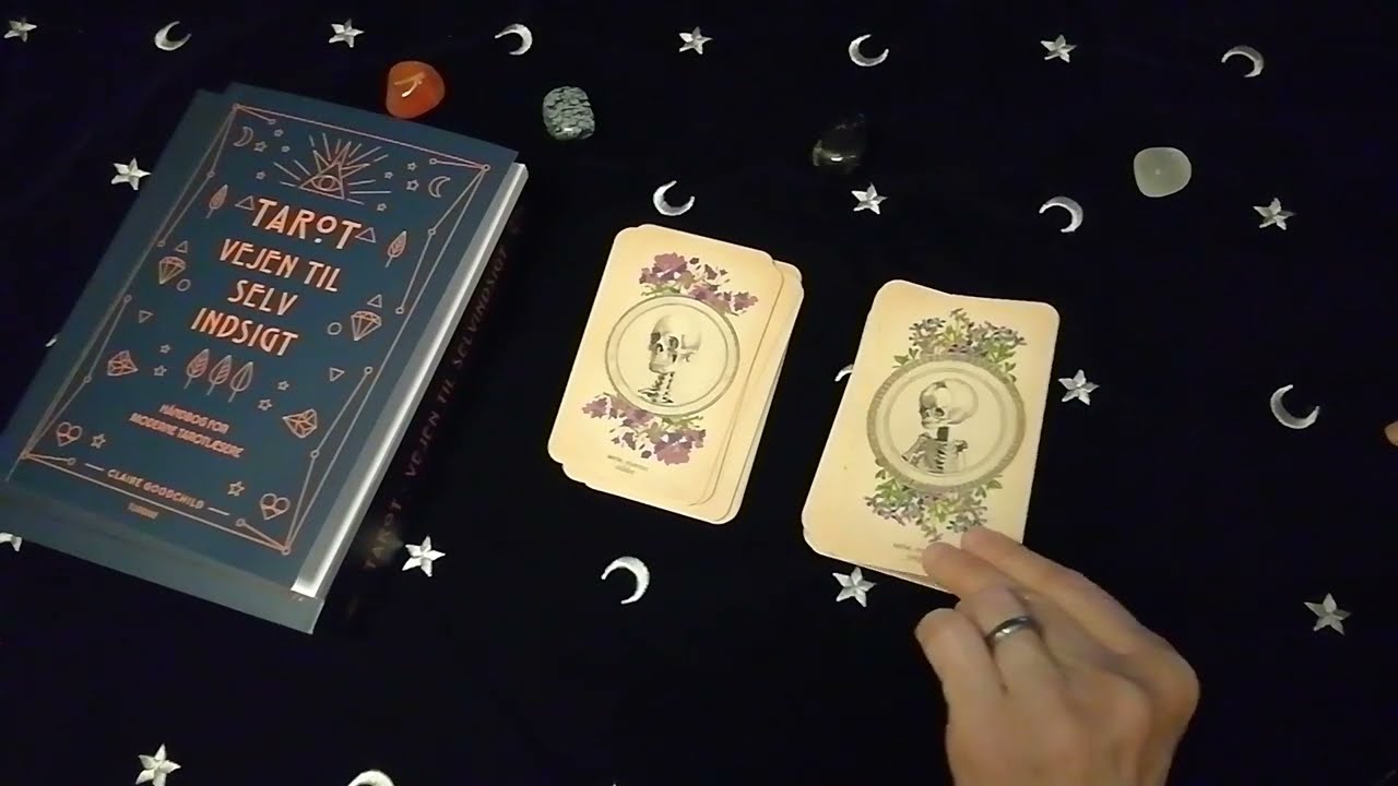 Tarotkort p&aring; dansk - Tarot - Vejen til selvindsigt (tarotkort/ h&aring;ndbog p&aring; dansk) af Claire Goodchild