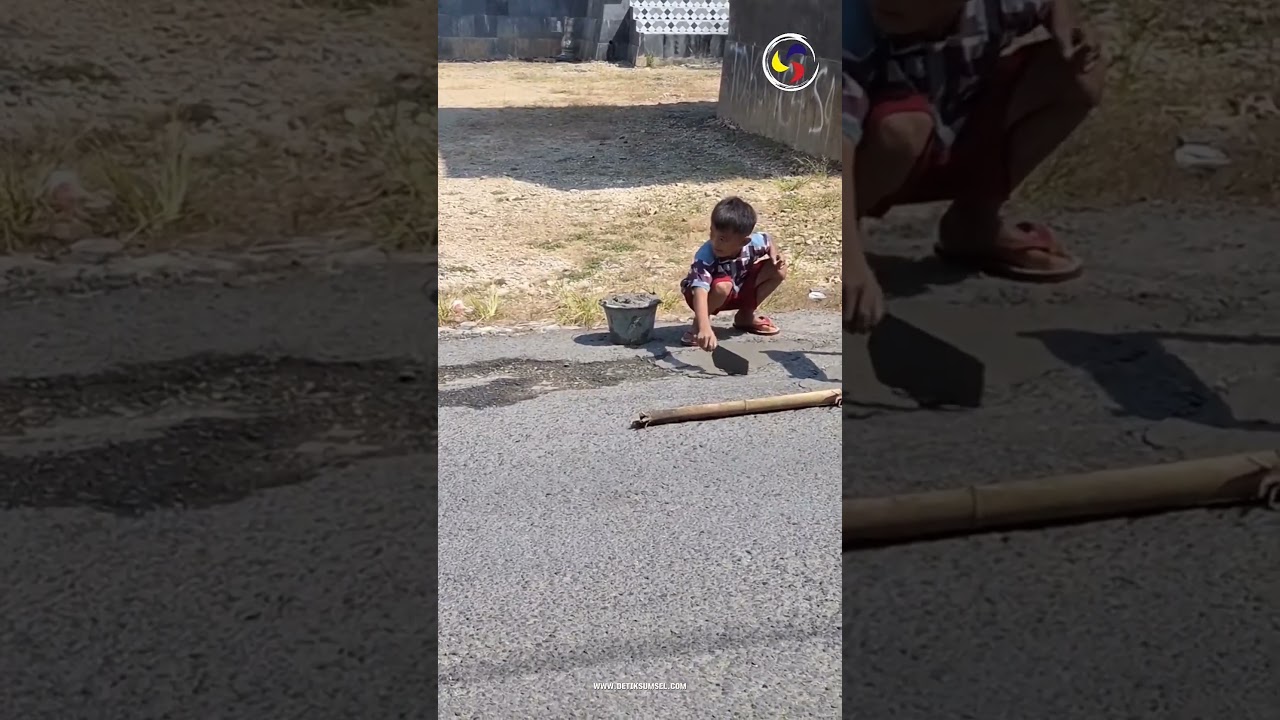 Viral Bocah Lelaki Ini Inisiatif Semen Jalan yang Berlubang di Siang Hari