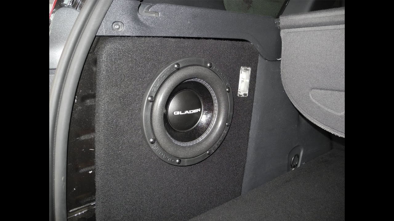 Dacia Duster Subwoofer Gehäuse / Chassis und Endstufe Mosconi Pico II im Kofferraum
