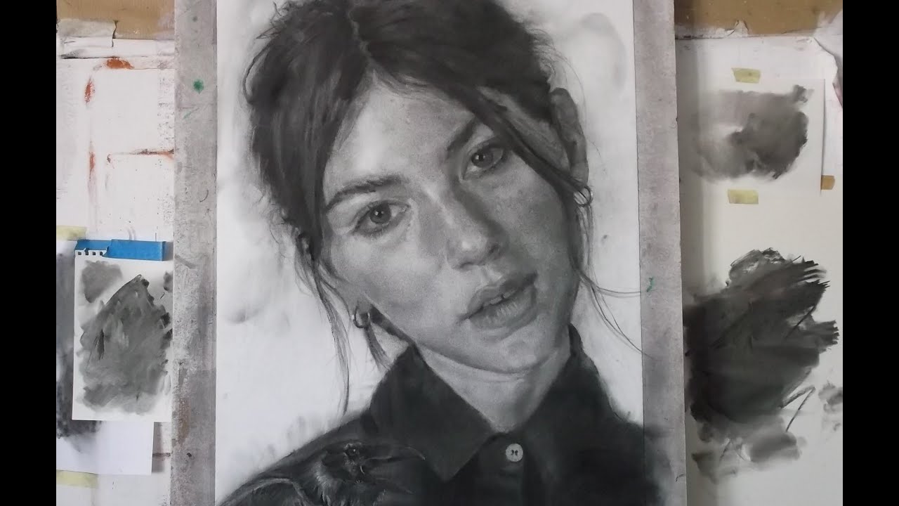 Dibujar un rostro femenino a carboncillo con el eje de simetría en diagonal, gran formato.