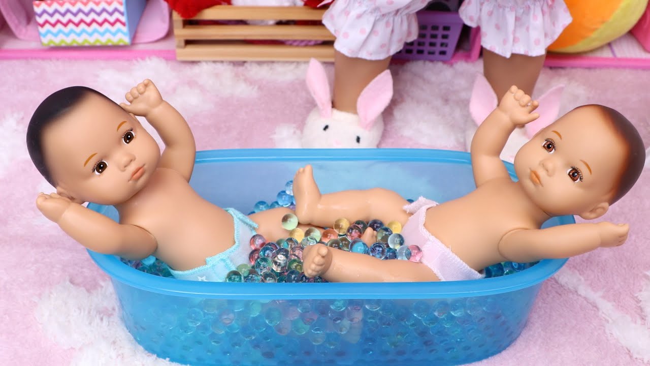 Twins morning routine made easy with bubble bath! Play Dolls