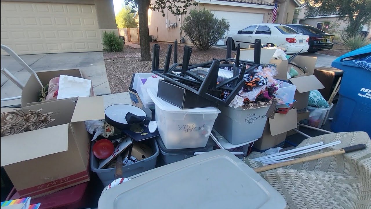 ropa y zapatos en la basura lo que tiran en las vegas