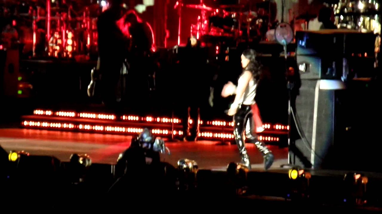Rihanna & Eminem run this town tonight live