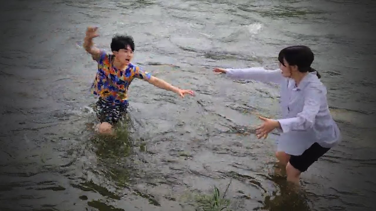 생방송 중 물가에서 일어난 사고