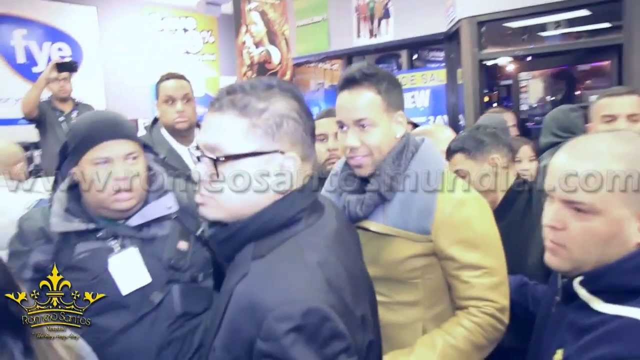Mas de Romeo Santos y su firma de autografos en FYE, Bronx
