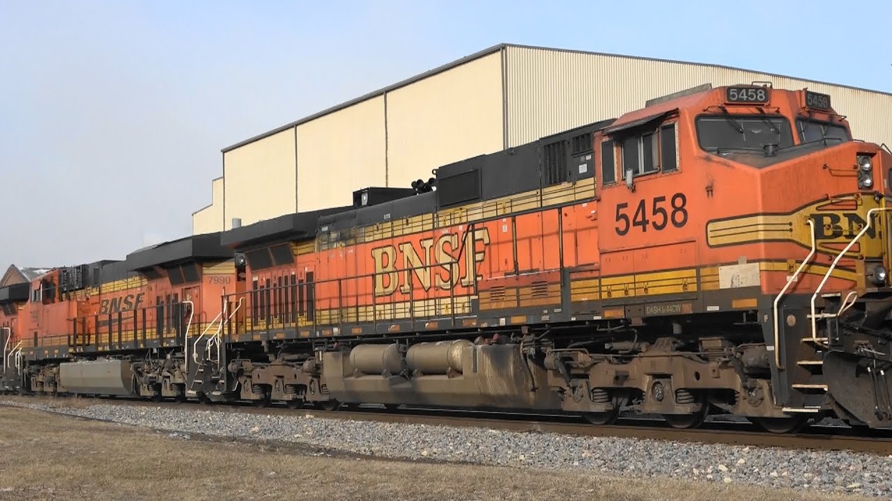 IAIS 505 w/ BNSF Leads Freight, Moline, IL 1/19/26