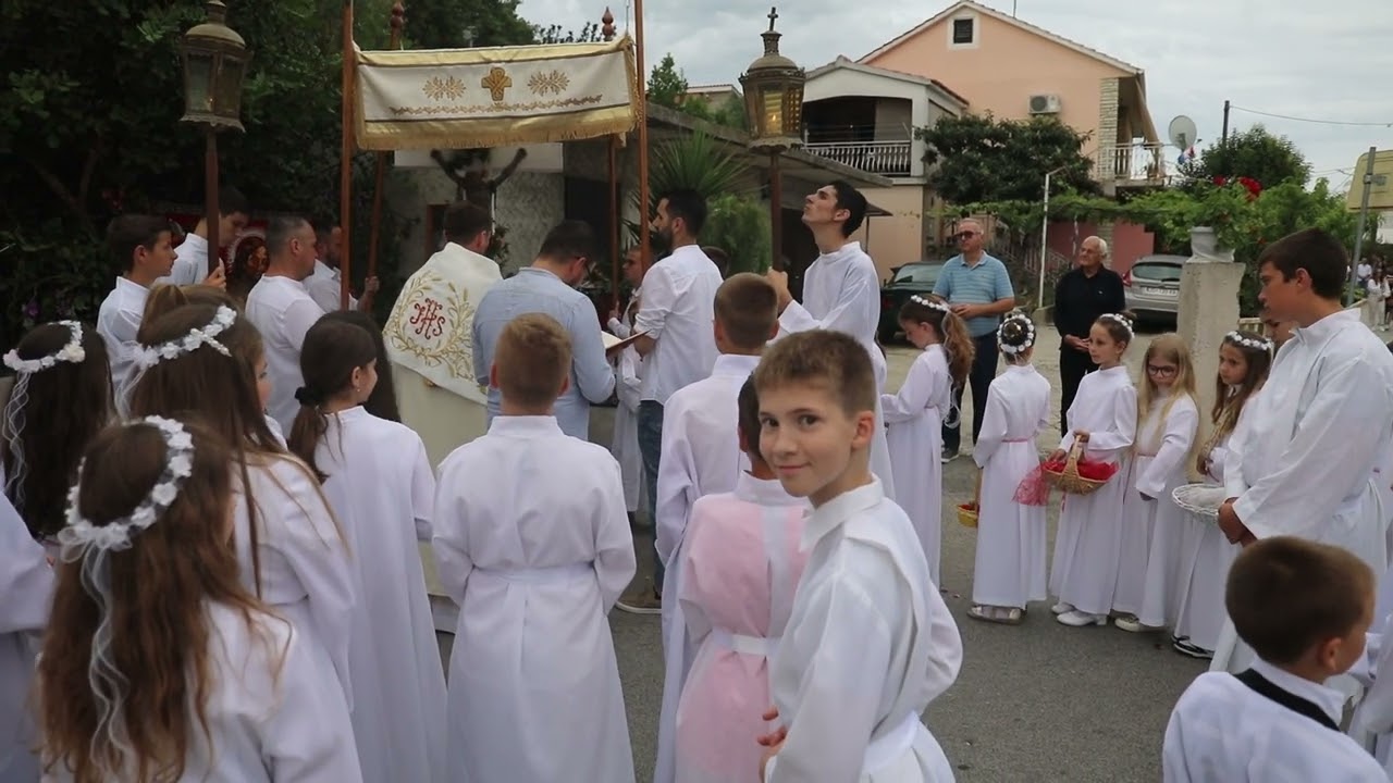 Tijelovo procesija sa Prevetim Oltarskim Sakramentom