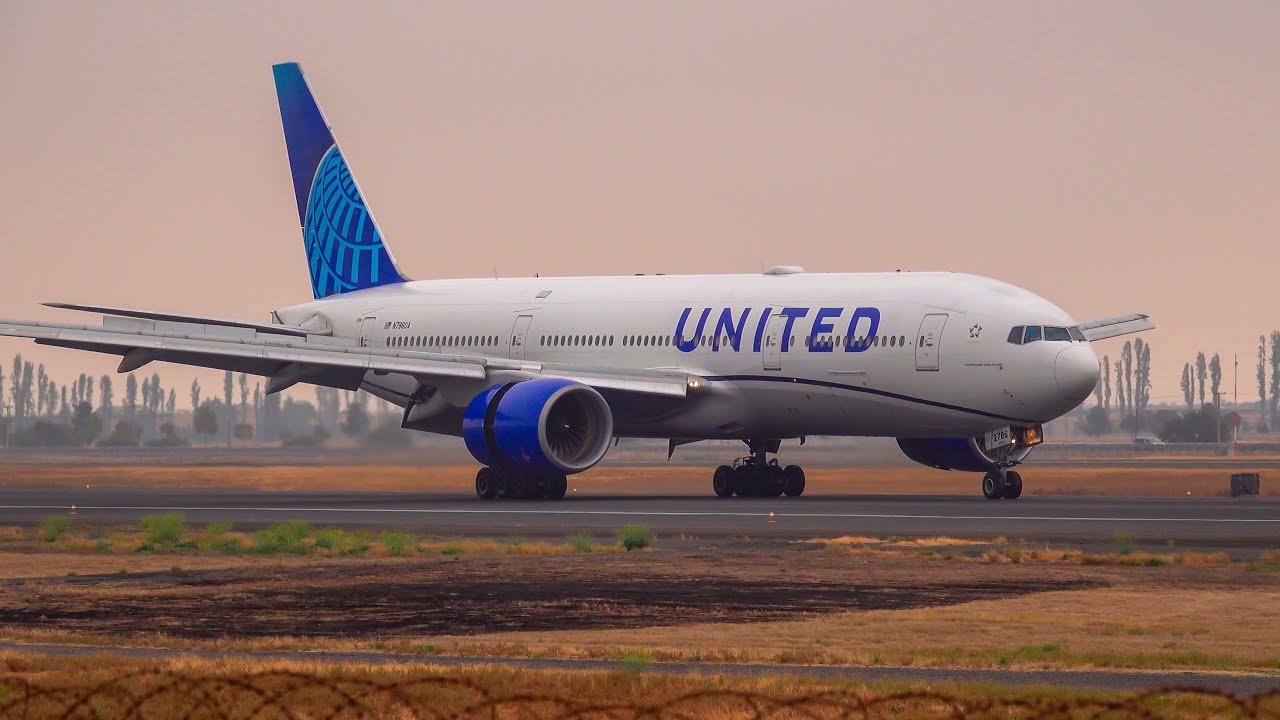 United Airlines Boeing 777 landing in Santiago. Foggy plane spotting at Pudahuel [SCL] airport.