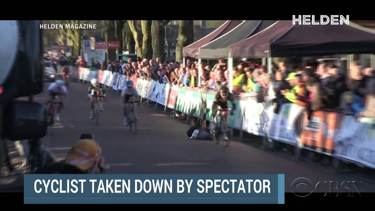 Spectator knocks out cyclist right before the finish line
