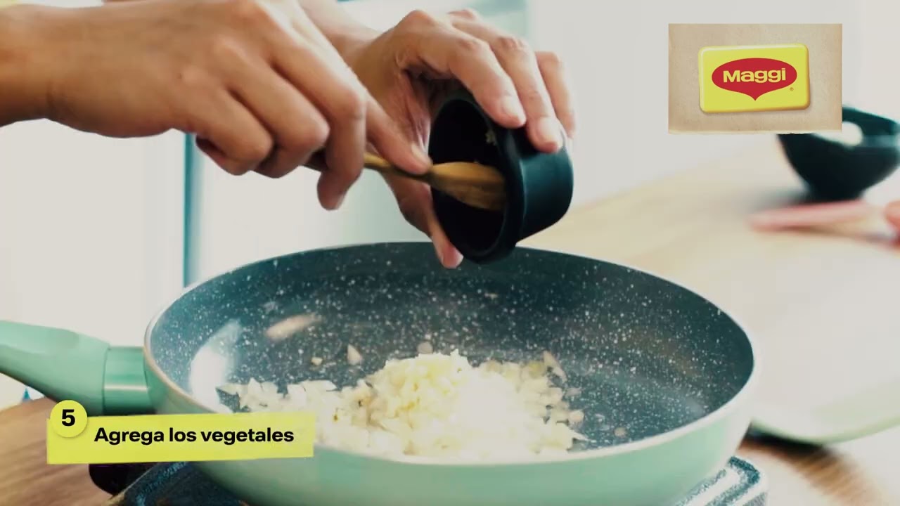 Carne desmechada con madurito, un plato con todo el sabor de Caldo con Costilla MAGGI&reg; Desmenuzado.