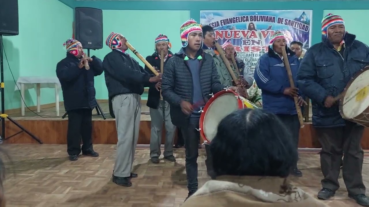 Alabando al creador con instrumentos nativos (mose&ntilde;ada)Iglesia Chusikani