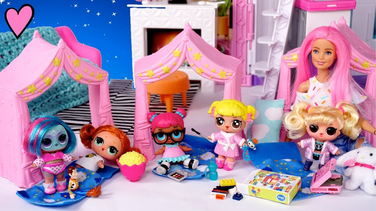 Bebe Goldie Tiene su Primera Pijamada en Su Casa con las Muñecas LOL Sorpresa!