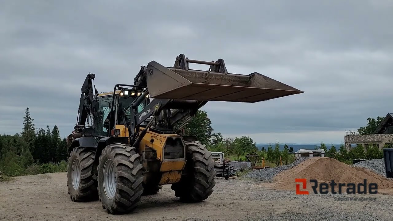 Traktorgrävare med personkorg Huddig 1160 / Backhoe finns på auktion hos Retrade.eu