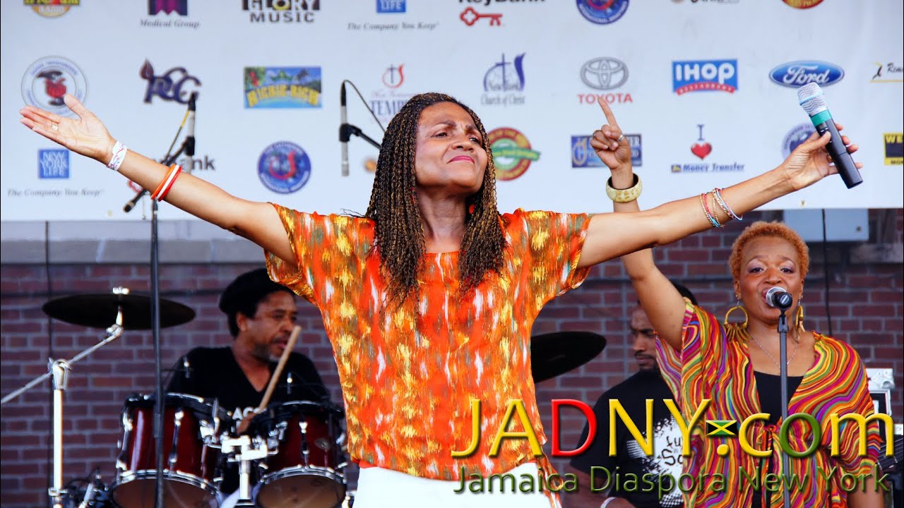 Carlene Davis @ Fun in the Son 2013 (Full Video)