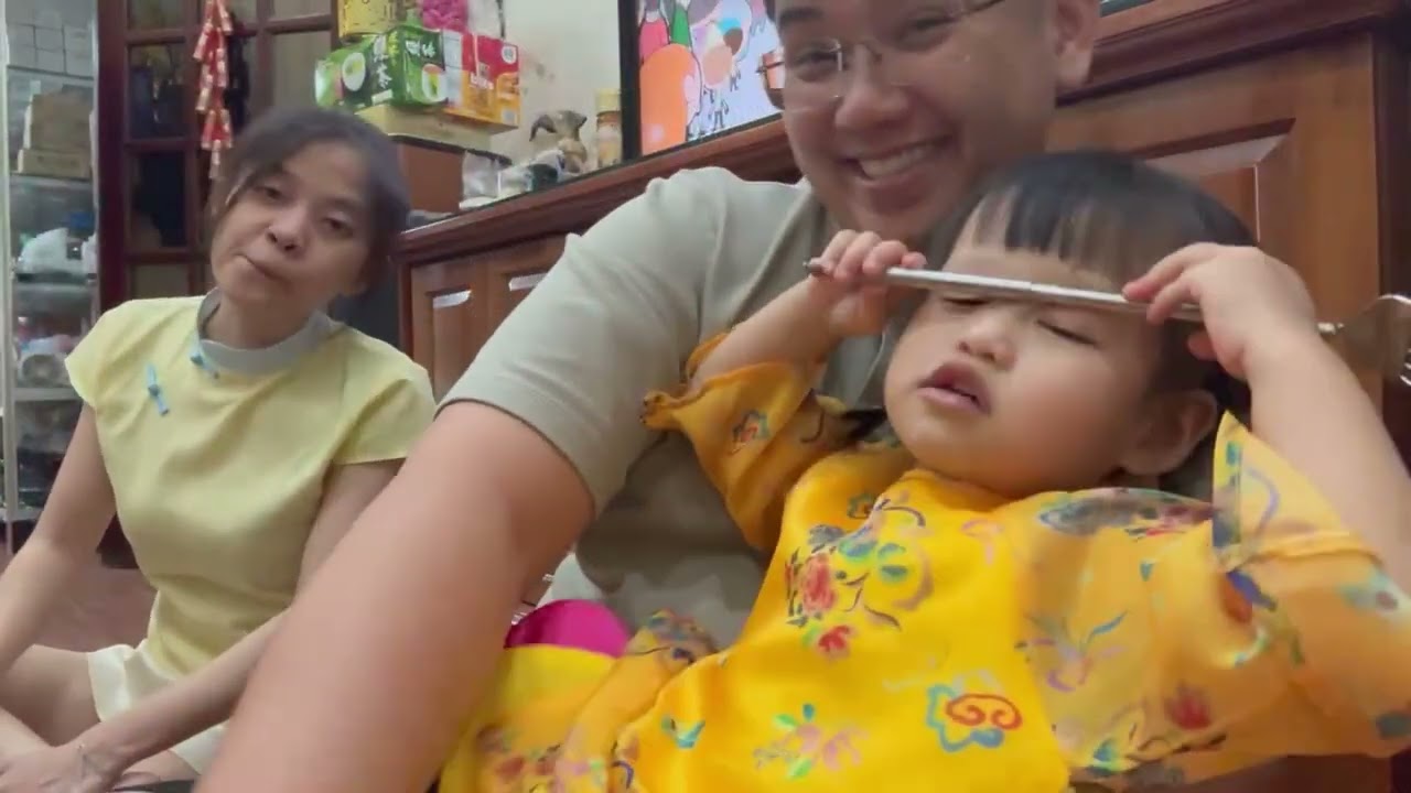 Gia dinh be Thao qua chuc Tet co Bay 2026