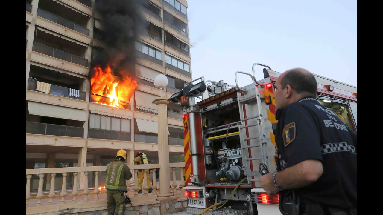 Incendio en Finestrat.Bomberos de Benidorm en acción.