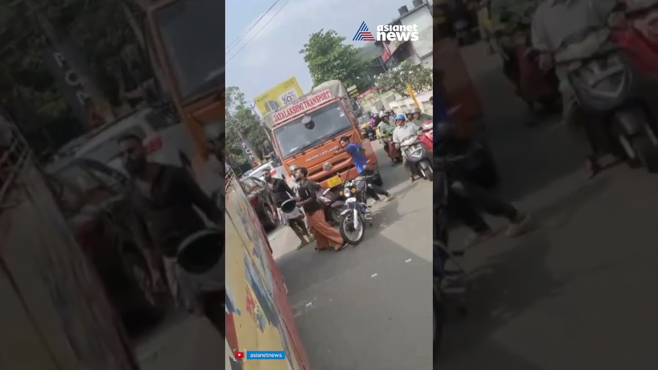 KSRTC ബസ് ഡ്രൈവറെ ഹെൽമെറ്റ് കൊണ്ട് തലക്കടിച്ചു; മർദ്ദനം ക്രമം തെറ്റിച്ചെന്നാരോപിച്ച് #KSRTC