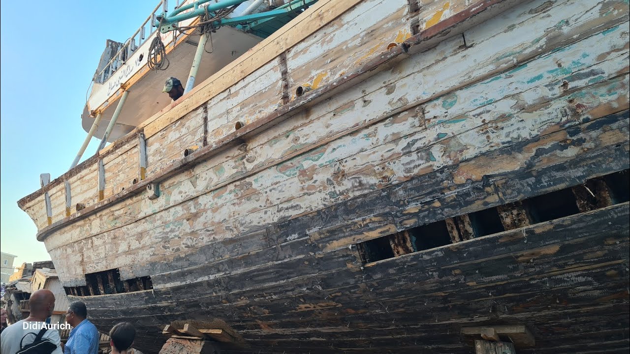 Altes Handwerk und Handarbeit was die M&auml;nner da repariere. Die Schiffswerft in Hurghada in &Auml;gypten.