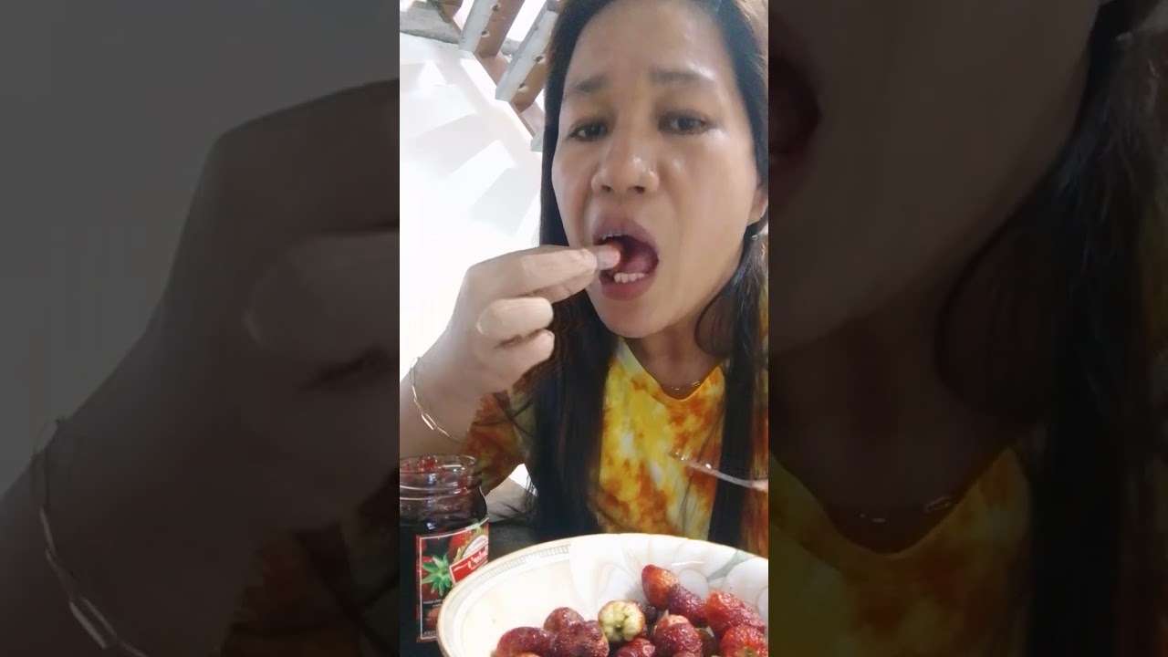 Binigyan ako nang pamangkin ko nang strawberry jam at strawberry 🍓