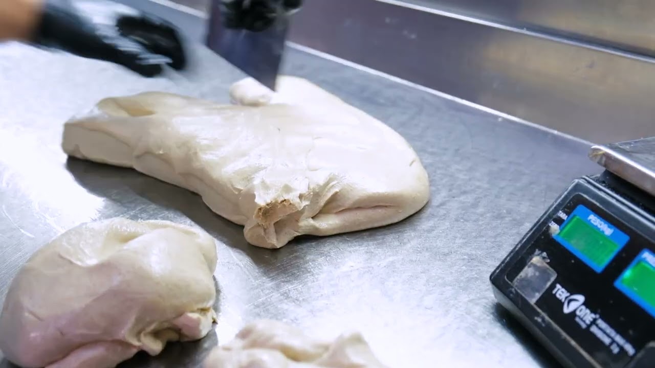 Carlo Conti prepara il Pane Nero con la nostra farina di Timilia e con la Tipo 1 macinata a Pietra.