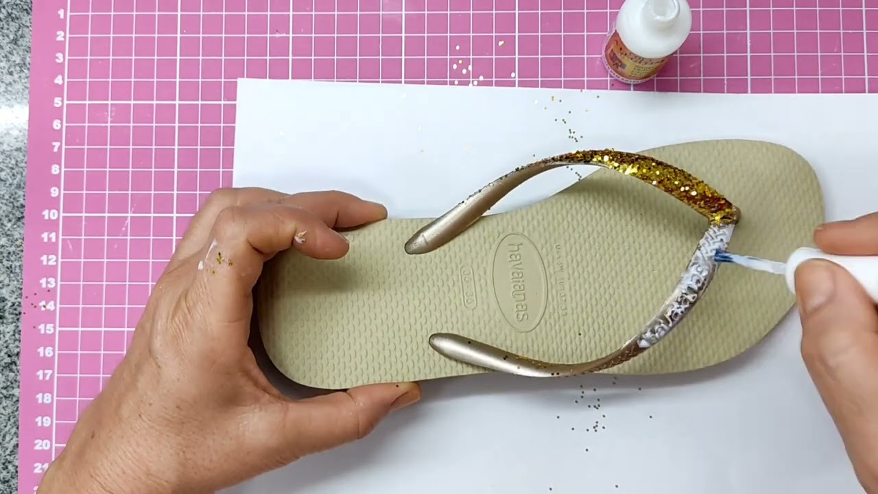 Como fazer havaianas com glitter dourado. #personalizadas  #customizacao