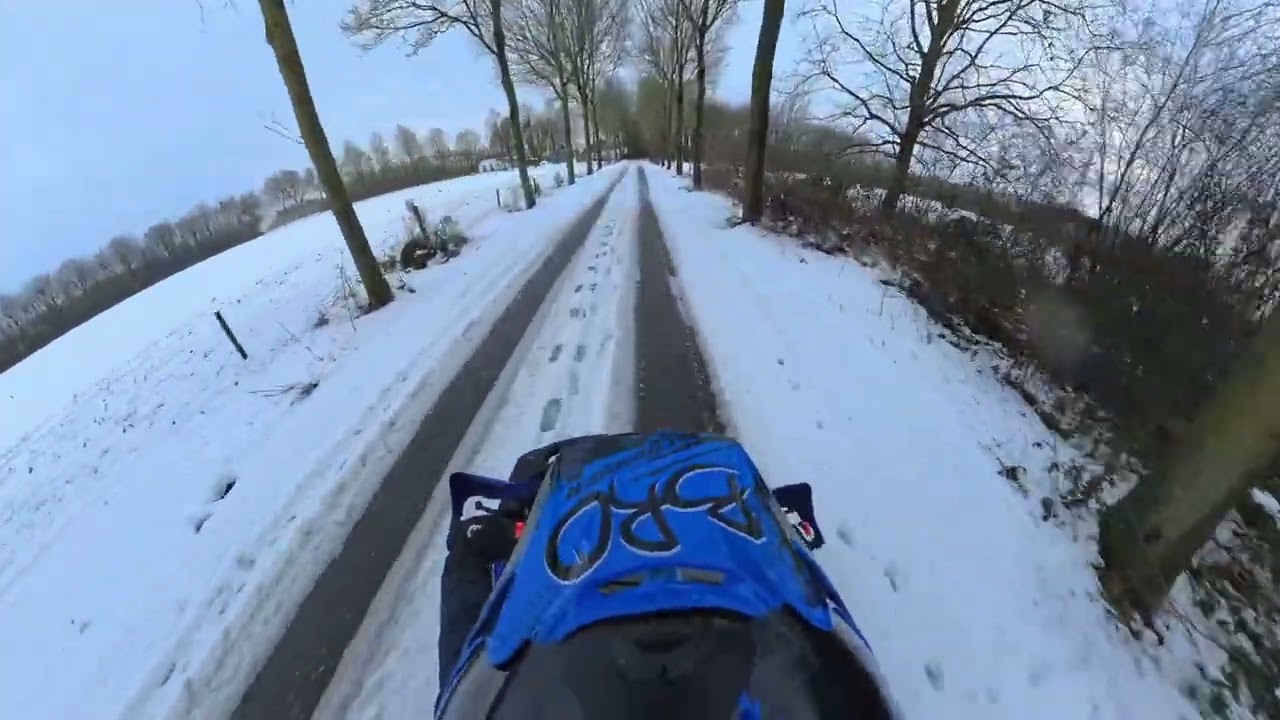 kleine  man in de sneeuw