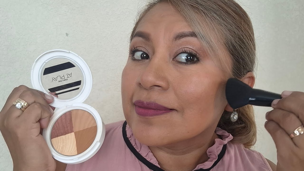 Aplicando el ¡Nuevo! Polvo para Rostro multifuncional Mary Kay At Play.