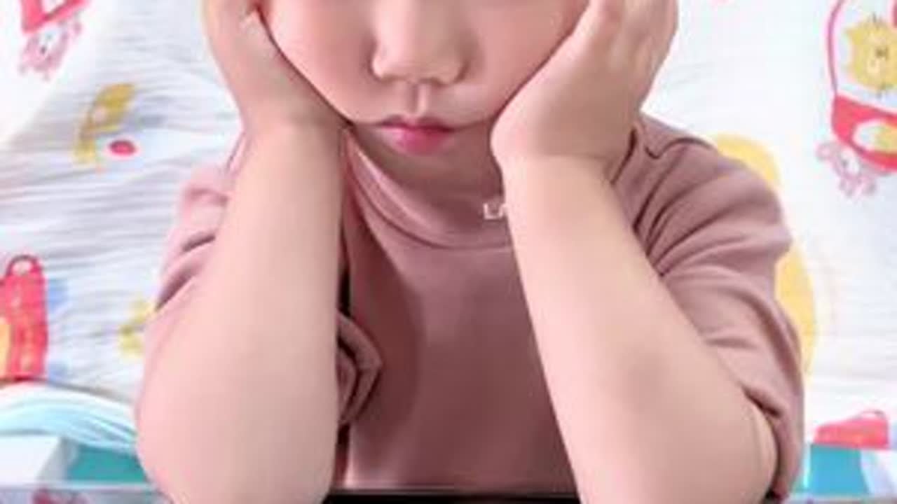 #自主进食的宝宝 今日午饭吃面条，简简单单又一餐  早上6:00多 就起来了看他吃午饭都有点困了，想睡觉觉了 #小吃货的日常 #妈呀太香了