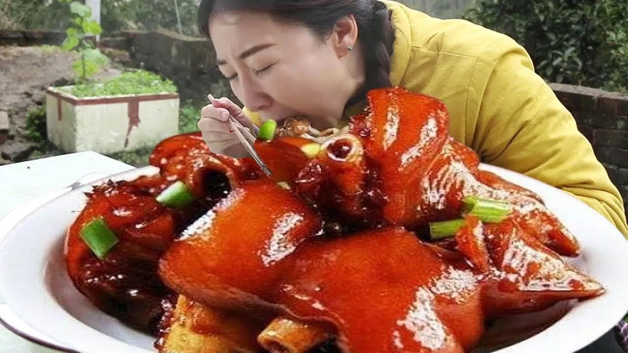 四个猪蹄，一把黄豆，炖两个小时，裹上秘制料汁，小雨大口吃肉太爽了！【市民朱小雨】