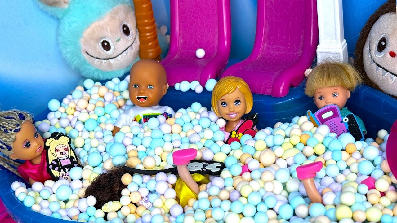 ВОЛШЕБНОЕ ИСЧЕЗНОВЕНИЕ ИГРУШЕК👀🦄 в бассейне! Катя и Макс веселая семейка Куклы Барби и ЛОЛ ДАРИНЕЛКА
