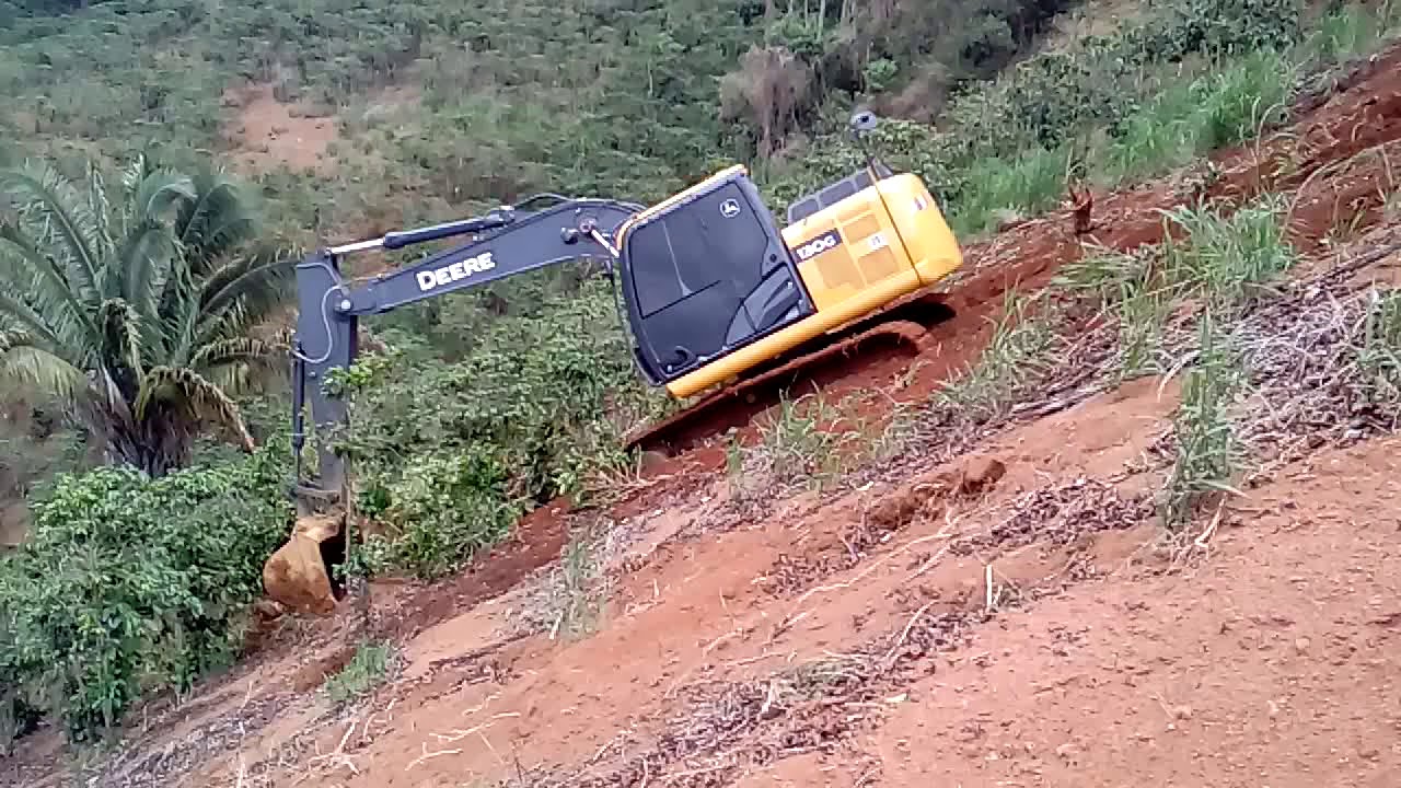 John deere 130g arrancando café no morro apique.