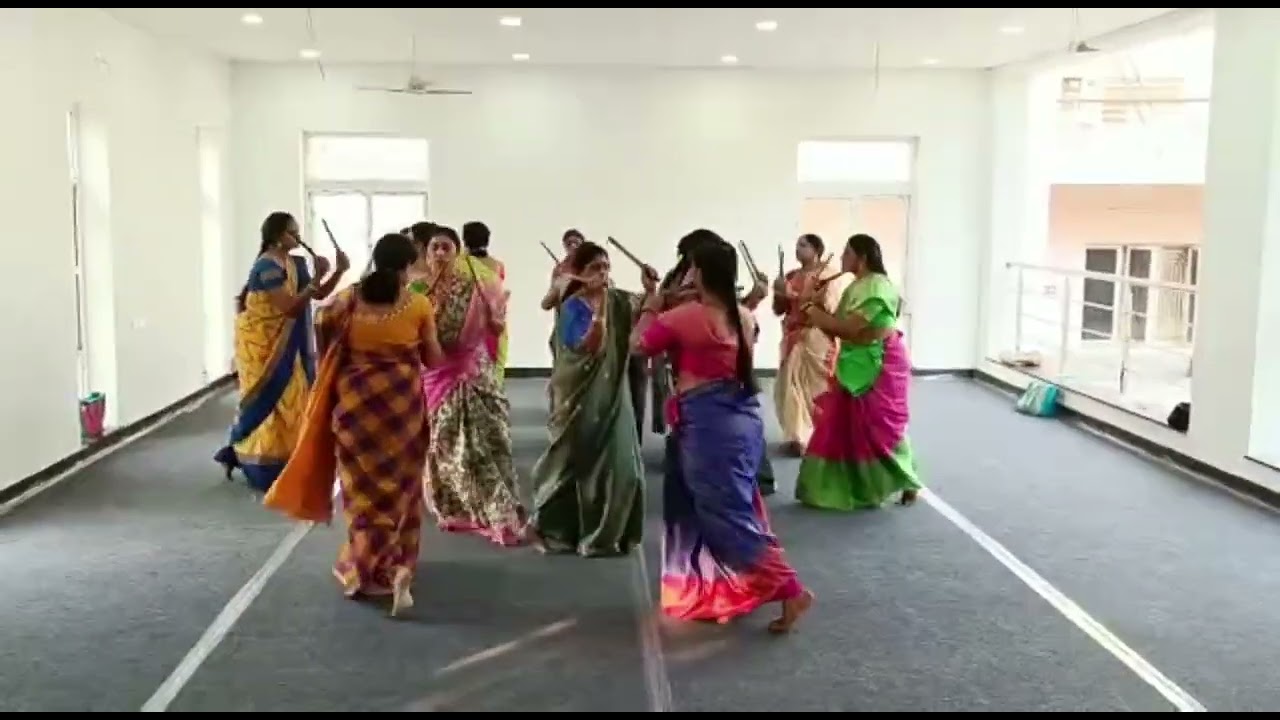 నిన్నుగని శరణమని బాబా(సాయిబాబా) కోలాటం వీడియో సాంగ్