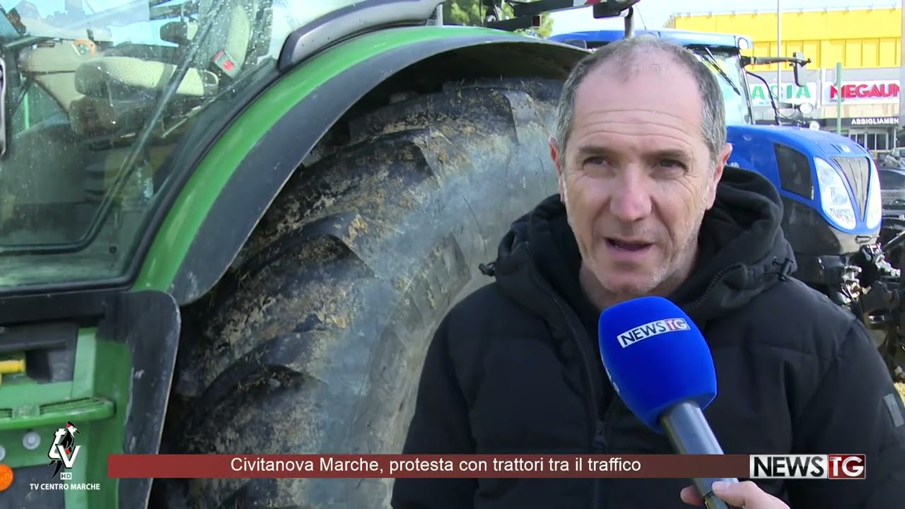 Civitanova Marche, protesta con trattori tra il traffico