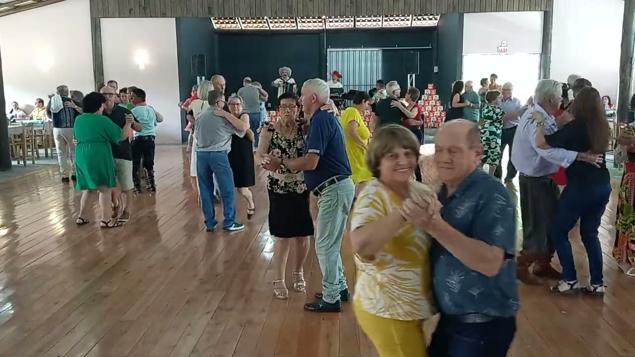 Ant&ocirc;nio e Dieni animando a tarde dan&ccedil;ante em Laurentino no Sal&atilde;o do fof&atilde;o 