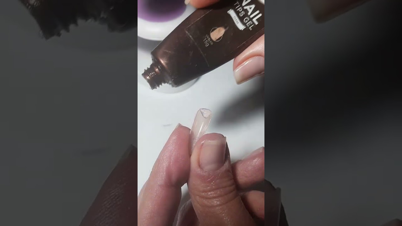 Como utilizar cola em gel para unhas posti&ccedil;as.
